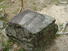 城壁に使われる仏足石